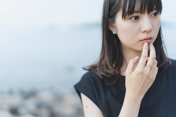 海辺の女性