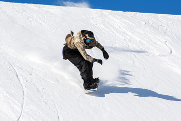 Snowboarder in azione su pista con neve fresca