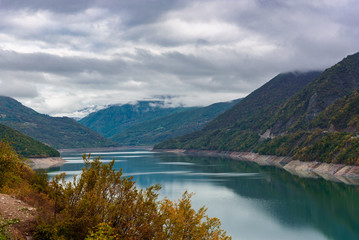 Fototapeta na wymiar Landscape of Zhinvalskoe Reservoir, Georgia. Forty kilometers north of Tbilisi.