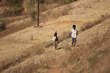 Obraz premium indian child playing with kite