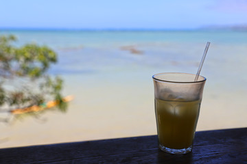 沖縄の海とジュース