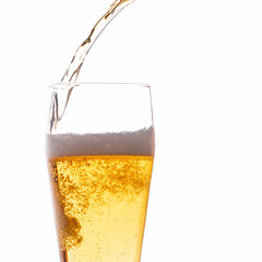 Bierstrahl im Bierglas