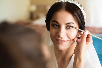 Stylist makes makeup bride on the wedding day