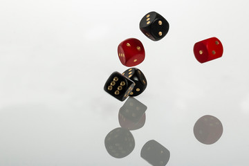 Spielwürfel fallen und hüpfen