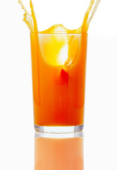 Obst fällt in Glas