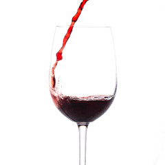 Rotwein wird in Glas gegossen