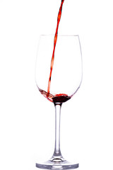Rotwein wird in Glas eingeschüttet