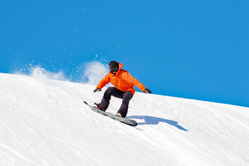 Naklejka na ściany i meble Snowboarder in azione su pista con neve fresca 