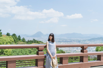 神社仏閣を巡る女性