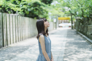 神社仏閣を巡る女性