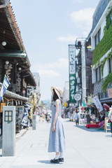 Obraz premium 神社仏閣を巡る女性