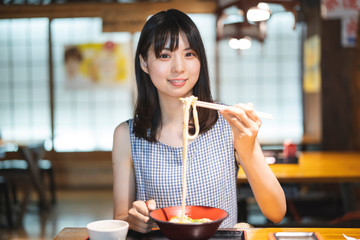 うどんを食べる女性