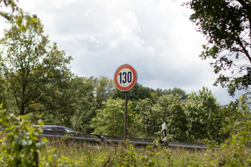 Tempo 130, Straßenschild mit LKW, Autobahn