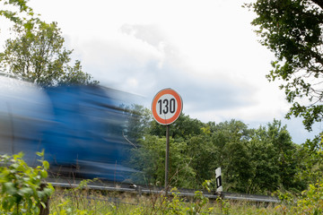 Tempo 130, Straßenschild mit LKW, Autobahn