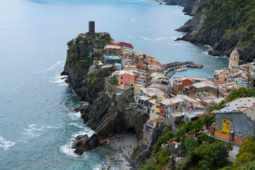 Ansicht auf  Vernazza, einem der fünf schönen Orte an der ligurischen Steilküste, welcher zu den Cinque Terre gehört - Welt Kulturerbe