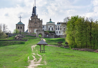 Klasztor i bazylika Świętego Krzyża na Łysej Górze w Górach Świętokrzyskich