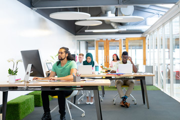 Obraz premium Business people working at desk in a modern office