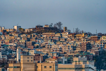 Obraz premium densely packed old houses on a mountain hill in the center of Seoul