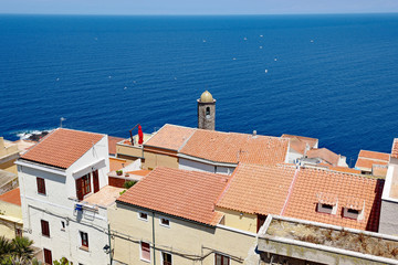 Fototapeta premium Sardinien Blick über die Dächer aufs Meer