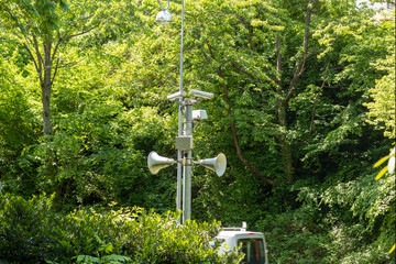 Lautsprecher und Überwachungskameras an einer Straße