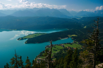 Fototapeta na wymiar Walchensee mit Halbinsel Zwergern vom Herzogstand mit Bergpanorama