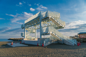 Fototapeta premium 津波避難タワー 大磯海水浴場