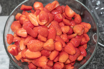 Geschnittene Erdbeeren n Schale