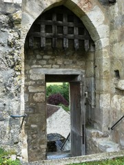 Porte d'entrée de la forteresse Philippe Auguste dans le village médiéval de Yévre le chatel...