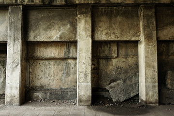 Fototapeta na wymiar old cemen wall under bridge