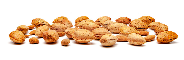 Mandeln in der Schale isoliert auf weißem Hintergrund