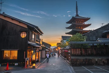 Deurstickers Kyoto Yasaka-toren in de schemering in Kyoto