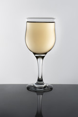 Copa de cristal de vino blanco en fondo blanco 