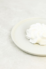 Fototapeta na wymiar Marshmallow and plate on grey wedding table