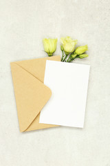Obraz na płótnie Canvas Mockup invitation card on grey background with envelope and white roses