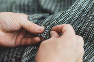 Cosiendo una camisa