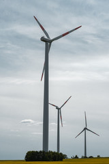 Windkraftanlage auf offenem Feld in der Eifel
