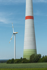 Windkraftanlage auf offenem Feld in der Eifel
