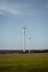 Windkraftanlage auf offenem Feld in der Eifel