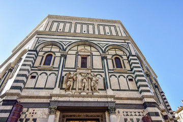 Fototapeta premium Baptistery of San Giovanni on the Piazza del Duomo. Bottom up view. 