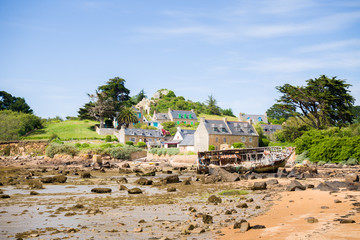île de bréhat, ses maisons en pierre, plage à marées basse et un bateau échoué, côtes d'amor, Bretagne