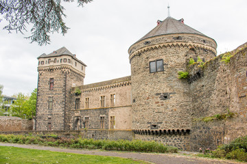 Fototapeta premium Stadtburg Andernach (Erzbischöflich-Kurkölnische Burg, Kurfürstliche Burg, Kurfürstliches Schloss, Stadtschloss, Bischofsburg) Andernach Rhineland Palatinate Germany