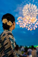 打ち上げ花火と女性