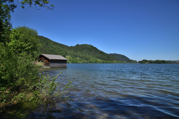 Fototapeta premium Ein Bootshaus am Schliersee