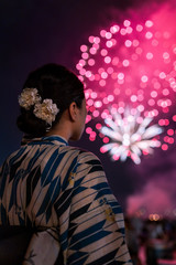 打ち上げ花火と女性