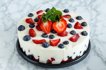 Berry dessert based on yogurt