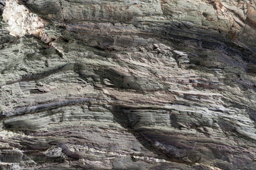 Textura da superfície da rocha natural, onde se podem ver as camadas de rocha e os cristais formados ao longo do tempo. Pode ser usada como fundo.