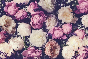 Vintage Bouquet von rosa und weißen Pfingstrosen. Floristische Dekoration. Blumenhintergrund. Barockes Bild im alten Modestil. Natürliche Blumenmustertapete oder Grußkarte