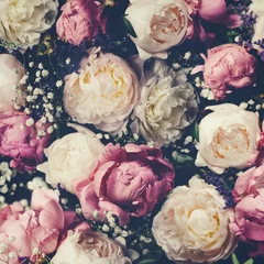Vintage-Strauß aus rosa und weißen Pfingstrosen. Floristische Dekoration. Blumenhintergrund. Bild im barocken Stil der alten Mode. Natürliche Blumenmustertapete oder Grußkarte © Kirill Smyslov