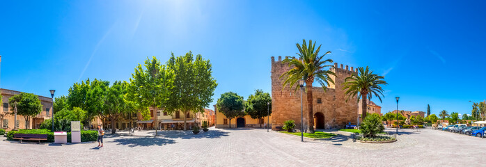 Historische Altstadt von Alcúdia, Mallorca  - obrazy, fototapety, plakaty