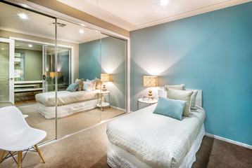 A minimalist single-bed room